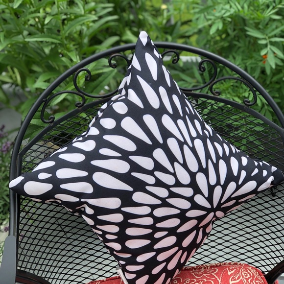 Outdoor & Indoor ‘Raindrops’ Pillow. Pre-stuffed. - Picture 4 of 8